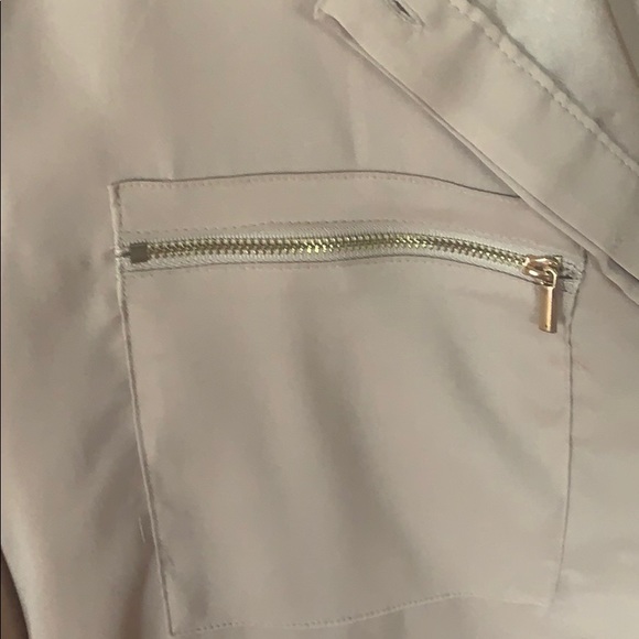 Tan blouse - Picture 2 of 5